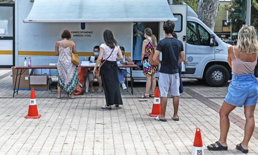 Ήπια εξασθένηση της πανδημίας, αλλά χαμηλά ποσοστά εμβολιασμού και υψηλή διασπορά «καίνε» τη βόρεια Ελλάδα